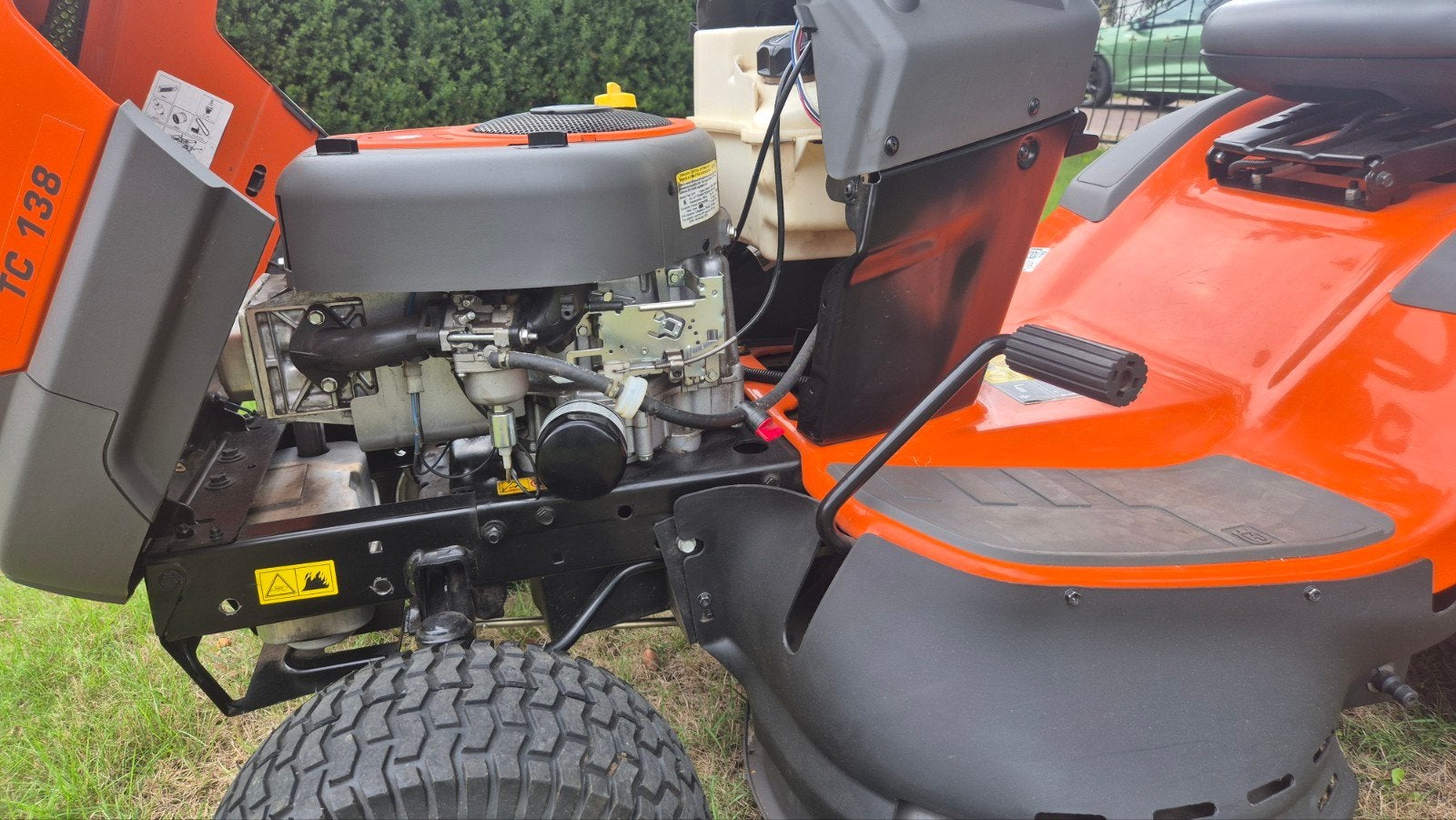 Foto 9 van Husqvarna TC138 zitmaaier zo goed als nieuw