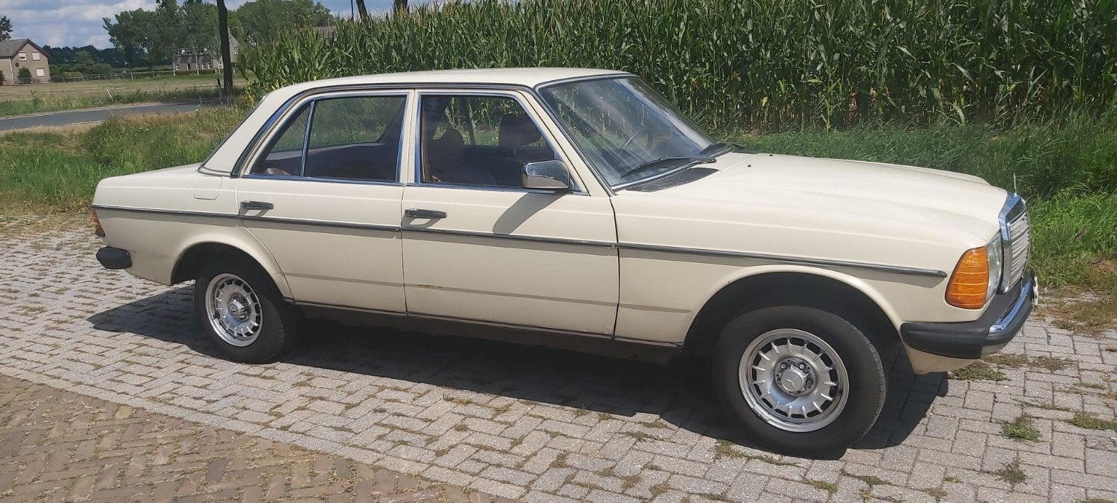 Mercedes-Benz 200-Serie 2.5 250 AUT 1976 Beige, Auto's, Achterwielaandrijving, Lichtmetalen velgen, Beige, Particulier