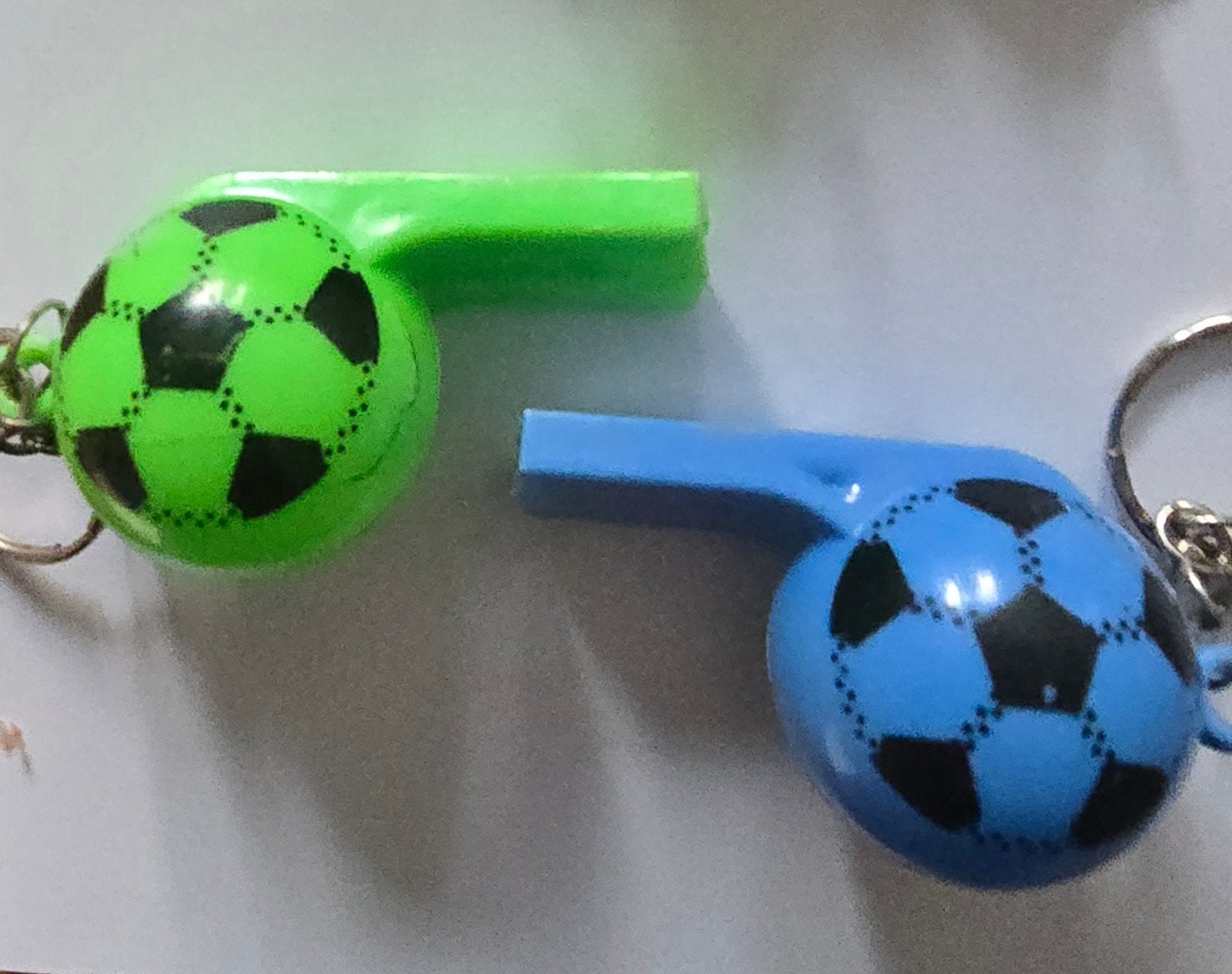 Sleutelhanger Voetbal Fluitje - Groen & Blauw, Ophalen of Verzenden, Nieuw, Sport
