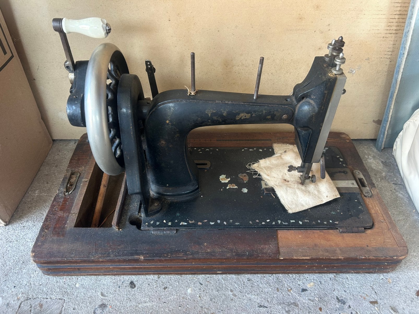 Naaimachine antiek met houten kap, Ophalen