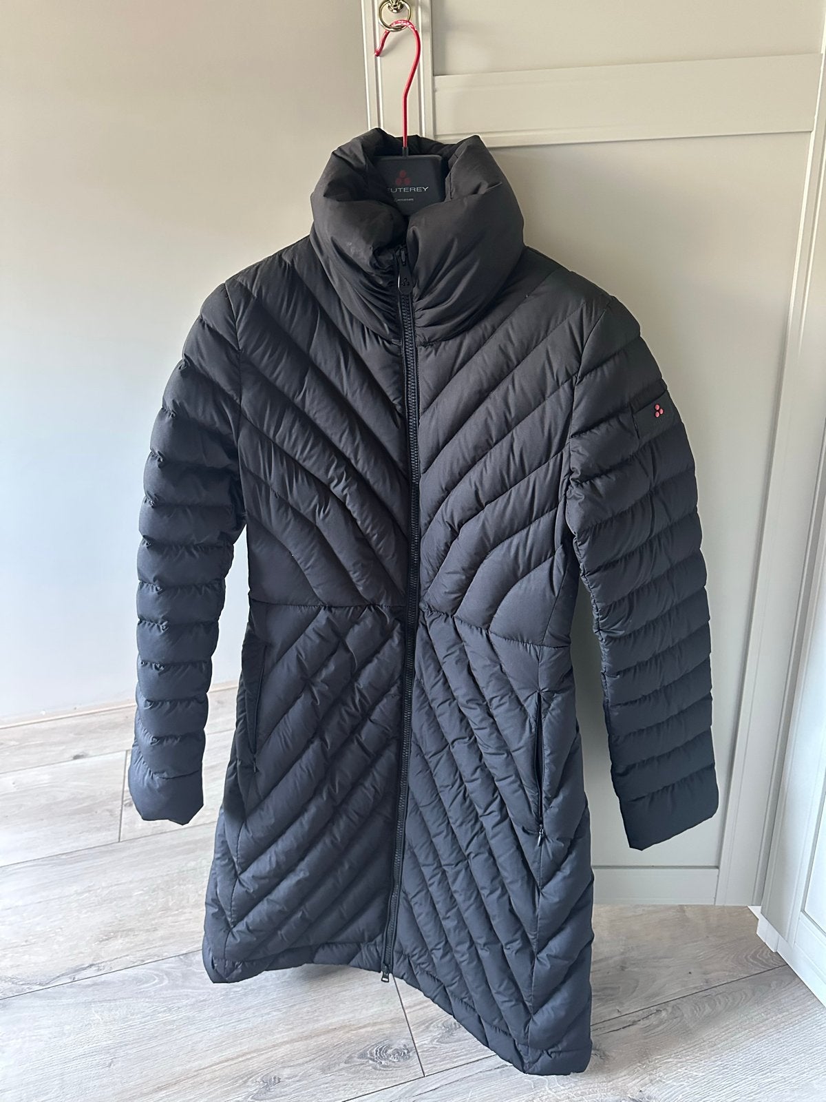 Peuterey Zwarte Donsjas - Maat 44 (L), Kleding | Dames, Jassen | Winter, Zo goed als nieuw, Maat 42/44 (L), Zwart, Ophalen of Verzenden