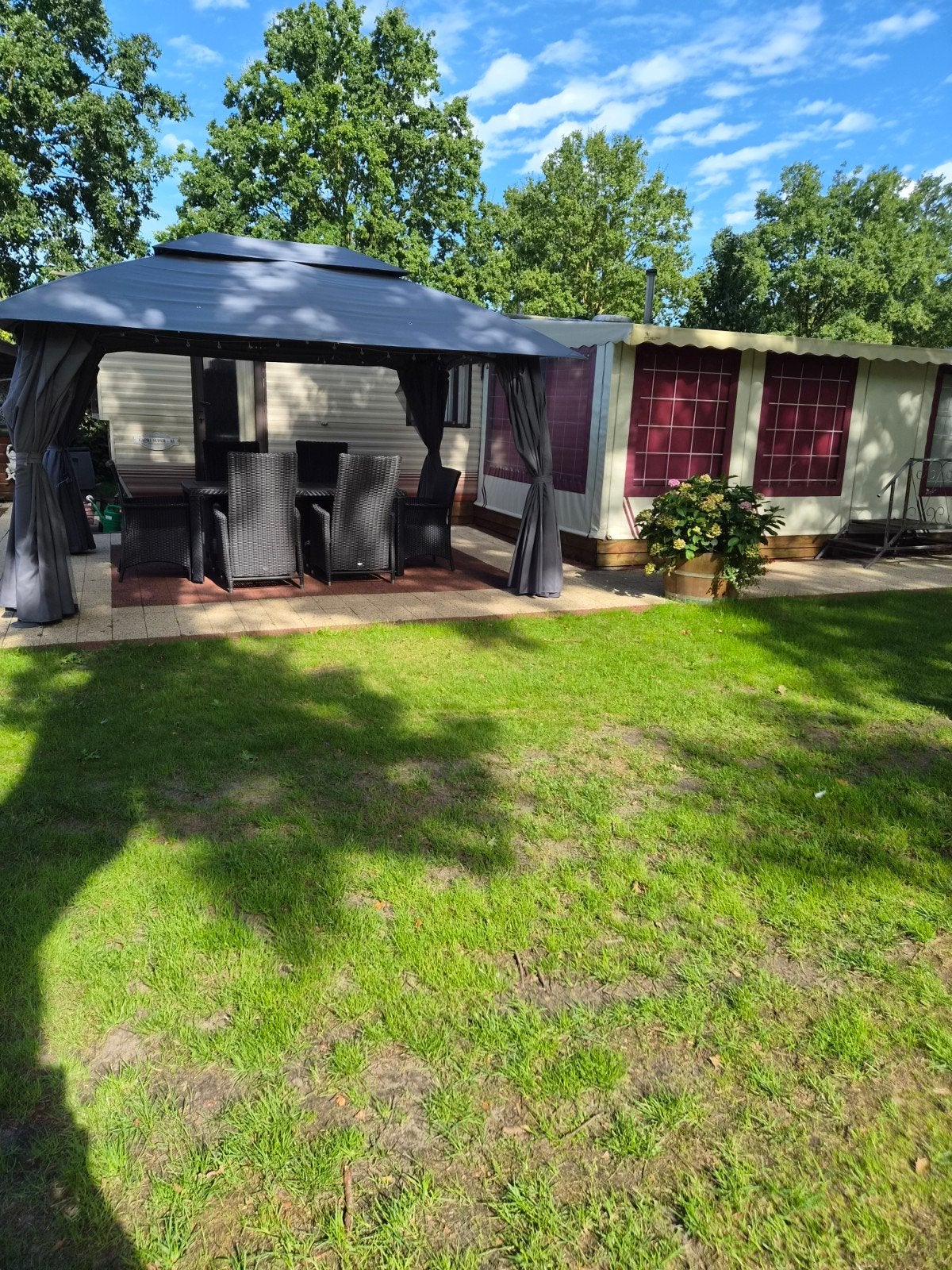 Ruime stacaravan met 3 slaapkamers te koop