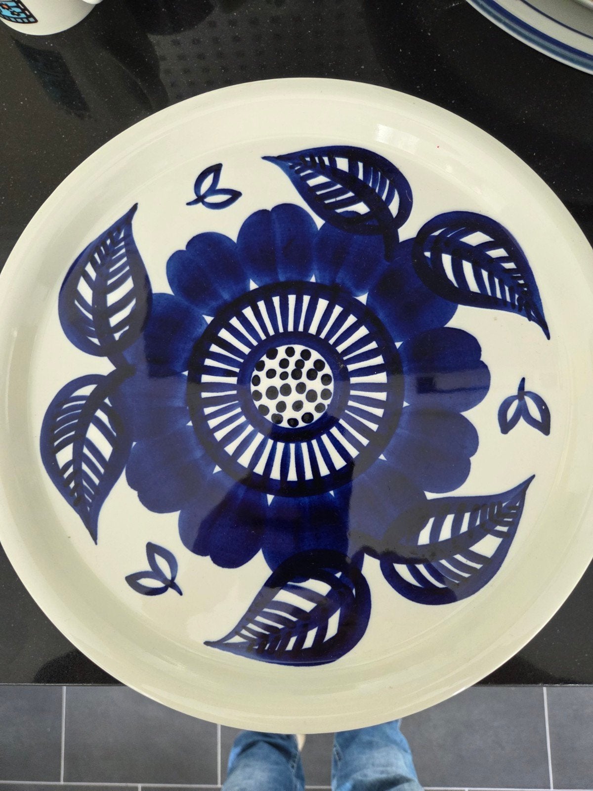 Arabia Finland Atelje GOG IP schaal met blauw bloemdecor, Antiek en Kunst, Ophalen of Verzenden