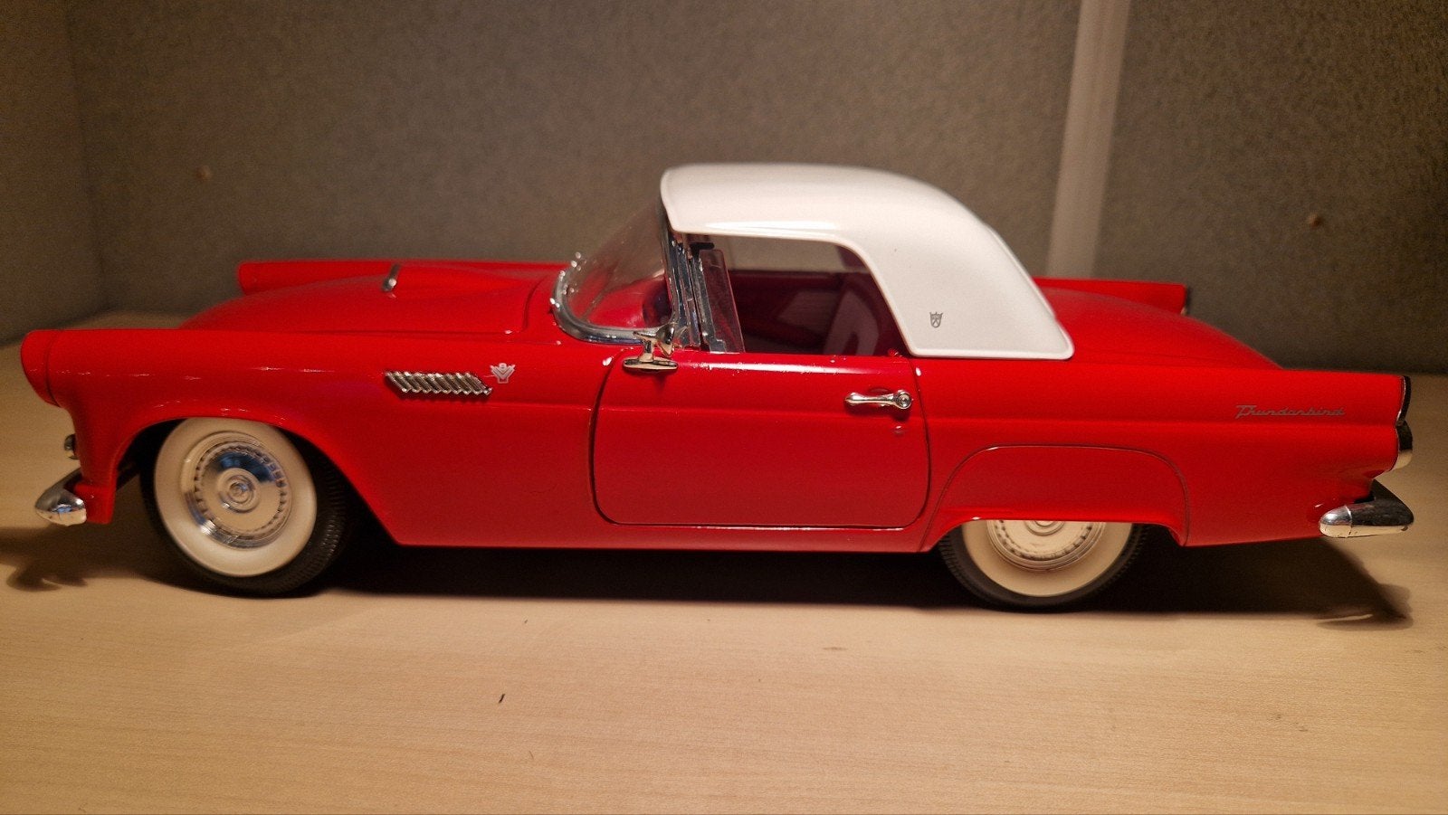 Maisto Ford Thunderbird 1955 - Rood/Wit - Schaalmodel, Ophalen of Verzenden