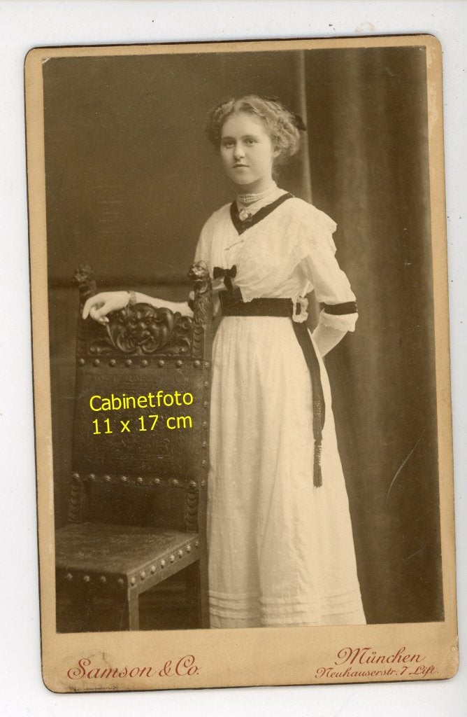 Antieke Cabinetfoto Vrouw in Witte Jurk, Samson & Co München, Verzamelen, Foto, Klederdracht, Ophalen of Verzenden, Zo goed als nieuw