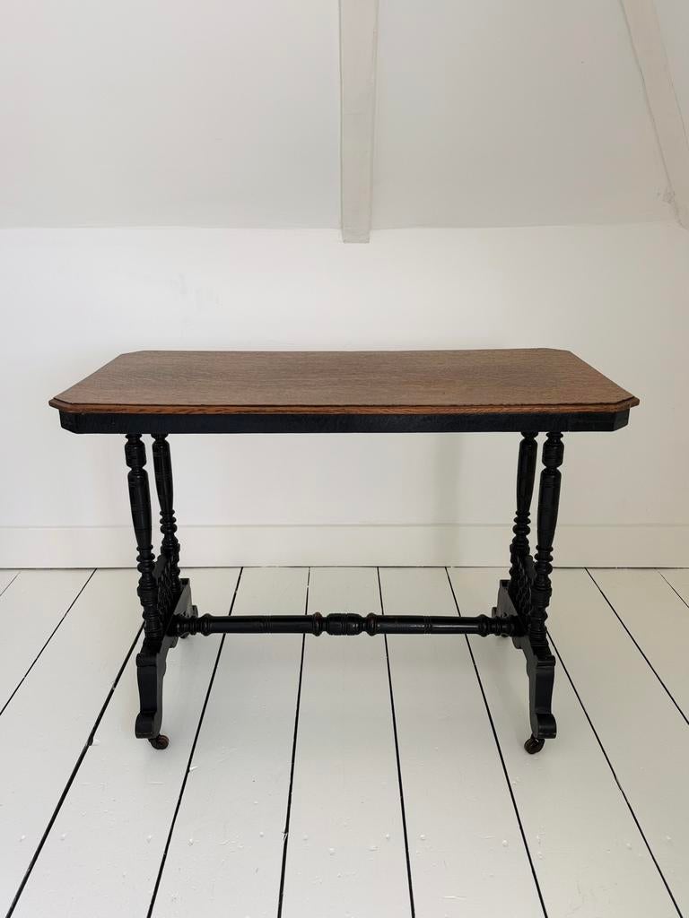 Antieke bijzettafel met houten blad en zwart onderstel, Huis en Inrichting, Tafels | Sidetables, Gebruikt, 50 tot 100 cm, Spaans - klassiek - modern chique - antiek