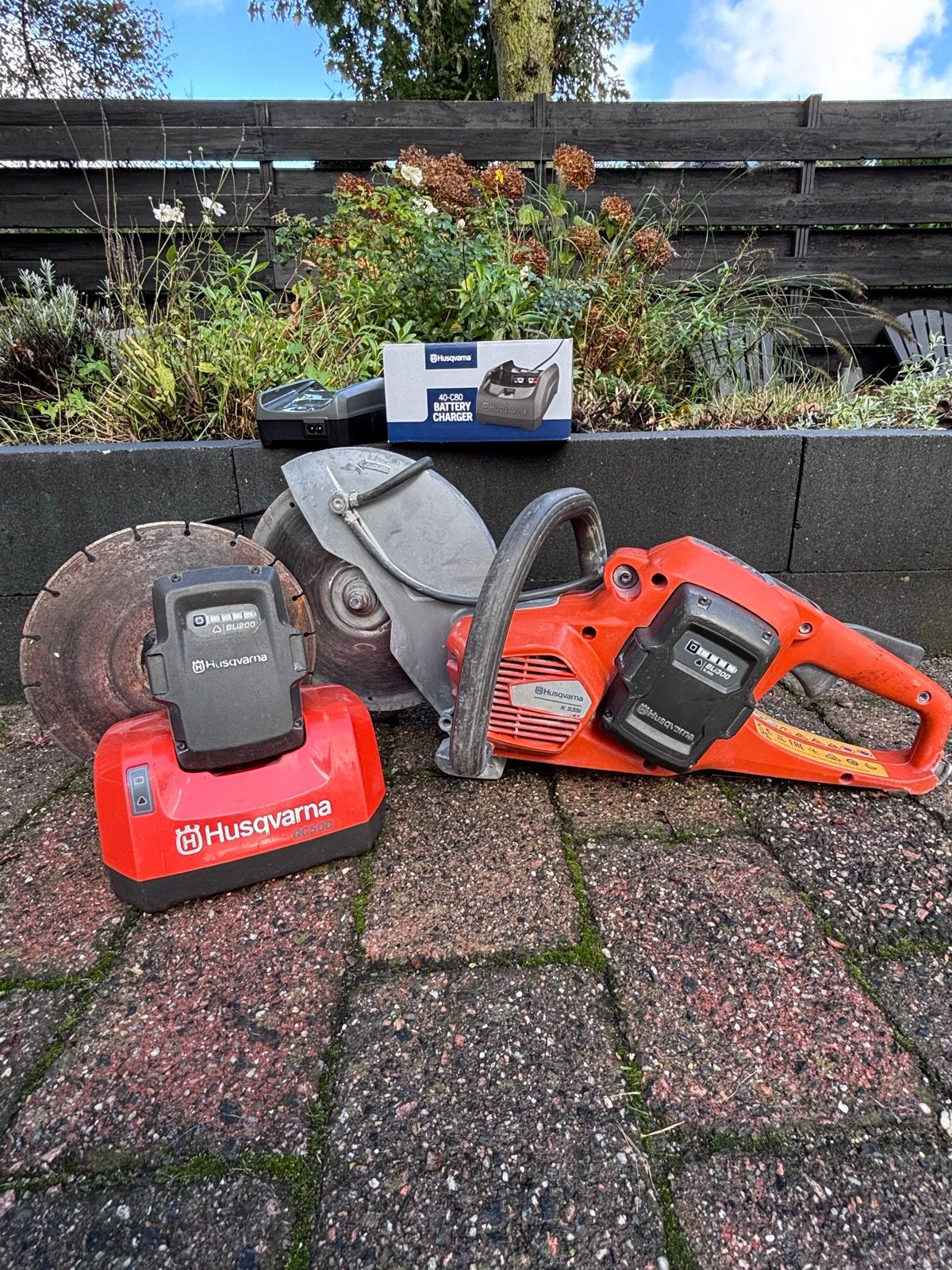 Husqvarna K535i bandenzaag 2023 met accu's, laders, schijven, Ophalen, 70 mm of meer, Overige typen, Zo goed als nieuw
