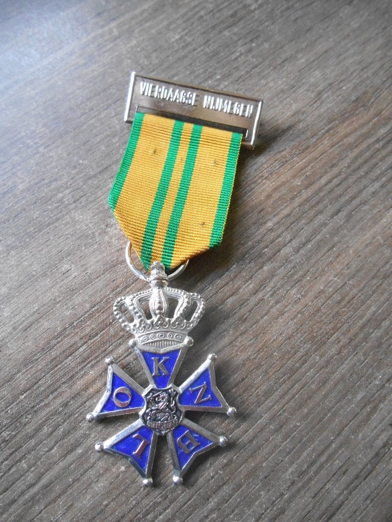 Vierdaagse medaille 6de keer adv 2, Ophalen of Verzenden, Landmacht, Nederland, Lintje, Medaille of Wings