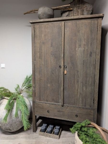 Grote vergrijsde teakhouten kast met lade, Huis en Inrichting, Kasten | Buffetkasten, Info@stoer-stijlvol.nl, 100 tot 150 cm, Honselersdijk