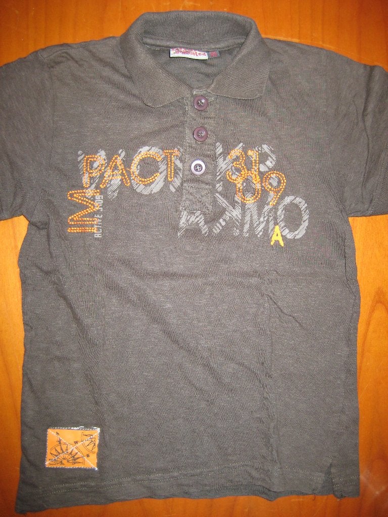 Bruin poloshirt, 116/122, AKMO, Ophalen of Verzenden, Zo goed als nieuw, Jongen, Shirt of Longsleeve