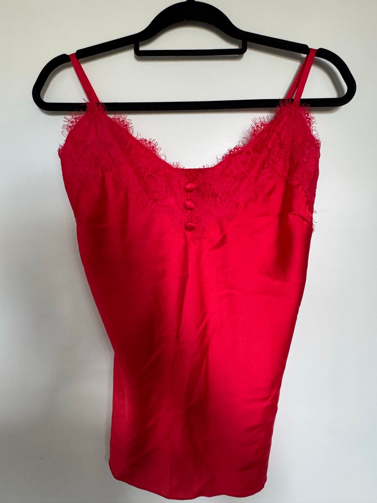 Rode satijnen top met kant, Kleding | Dames, Tops, Zo goed als nieuw, Maat 38/40 (M), Rood, Zonder mouw, Ophalen