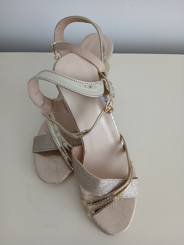 Goudkleurige Sandalen Maat 39 Nieuw Hakhoogte 8 cm, Kleding | Dames, Schoenen, Ophalen of Verzenden, Nieuw, Overige kleuren, Sandalen of Muiltjes