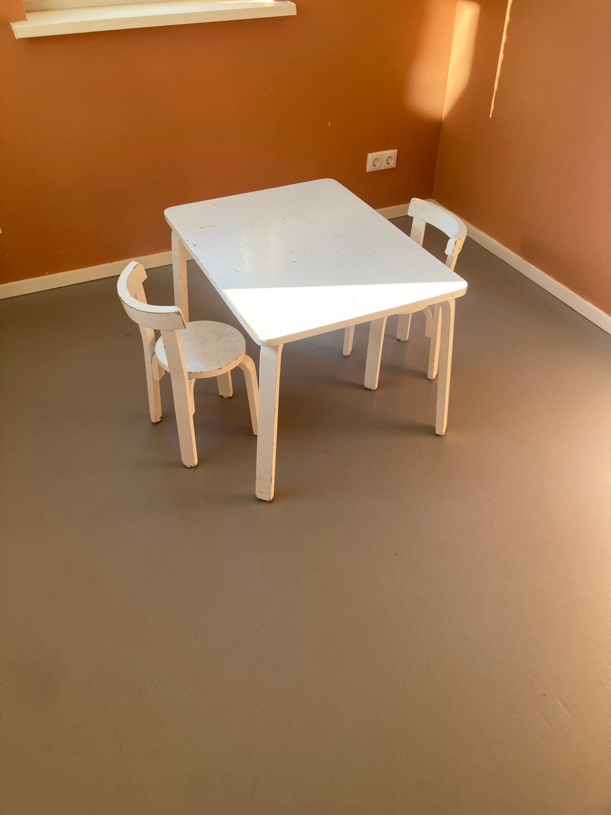 Witte kindertafel met stoeltjes - 80x60x51 cm, Kinderen en Baby's, Kinderkamer | Tafels en Stoelen, Ophalen, Gebruikt, Tafel(s) en Stoel(en)