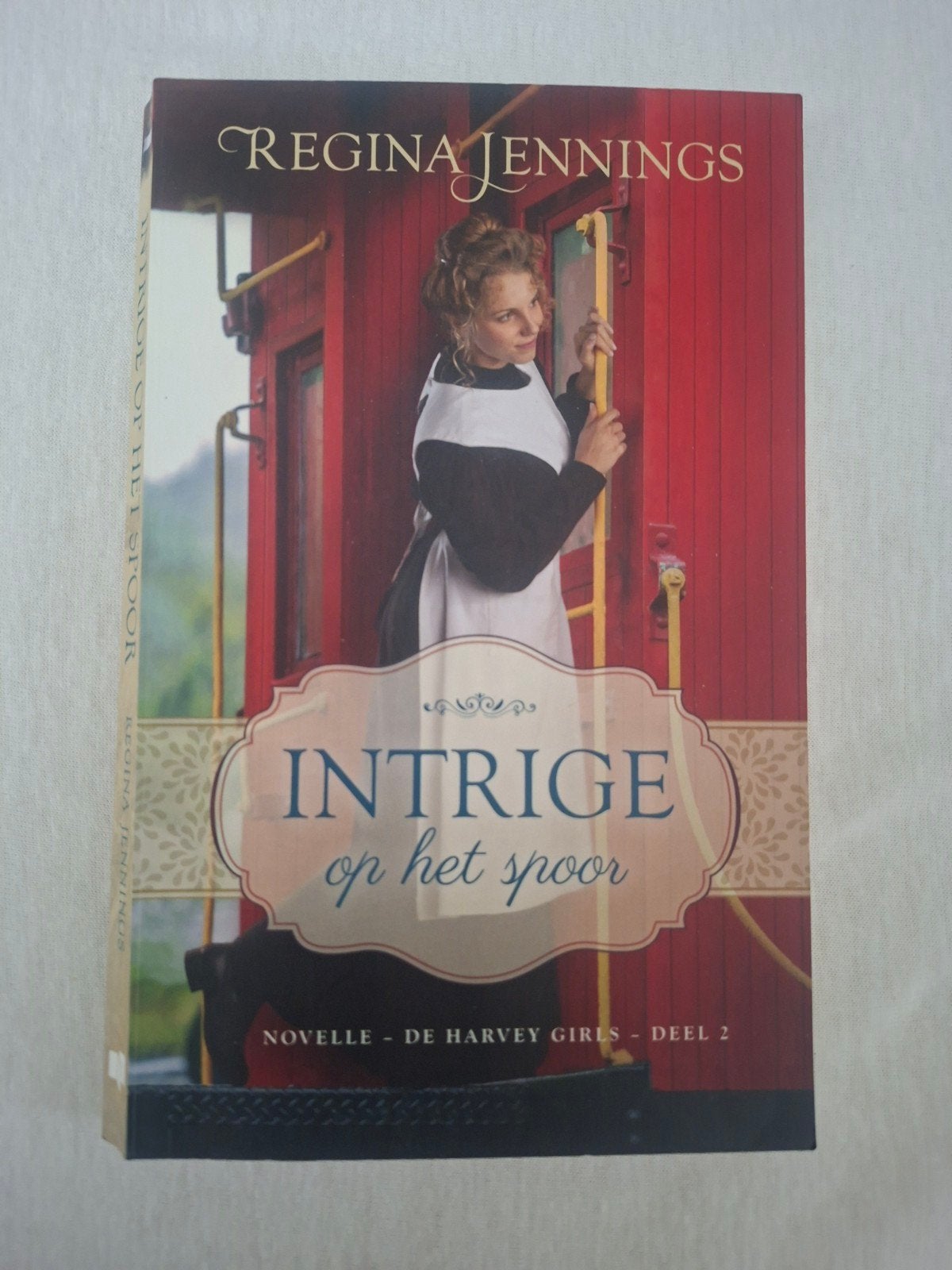 Regina Jennings - Intrige op het spoor, Ophalen of Verzenden, Zo goed als nieuw, Regina Jennings