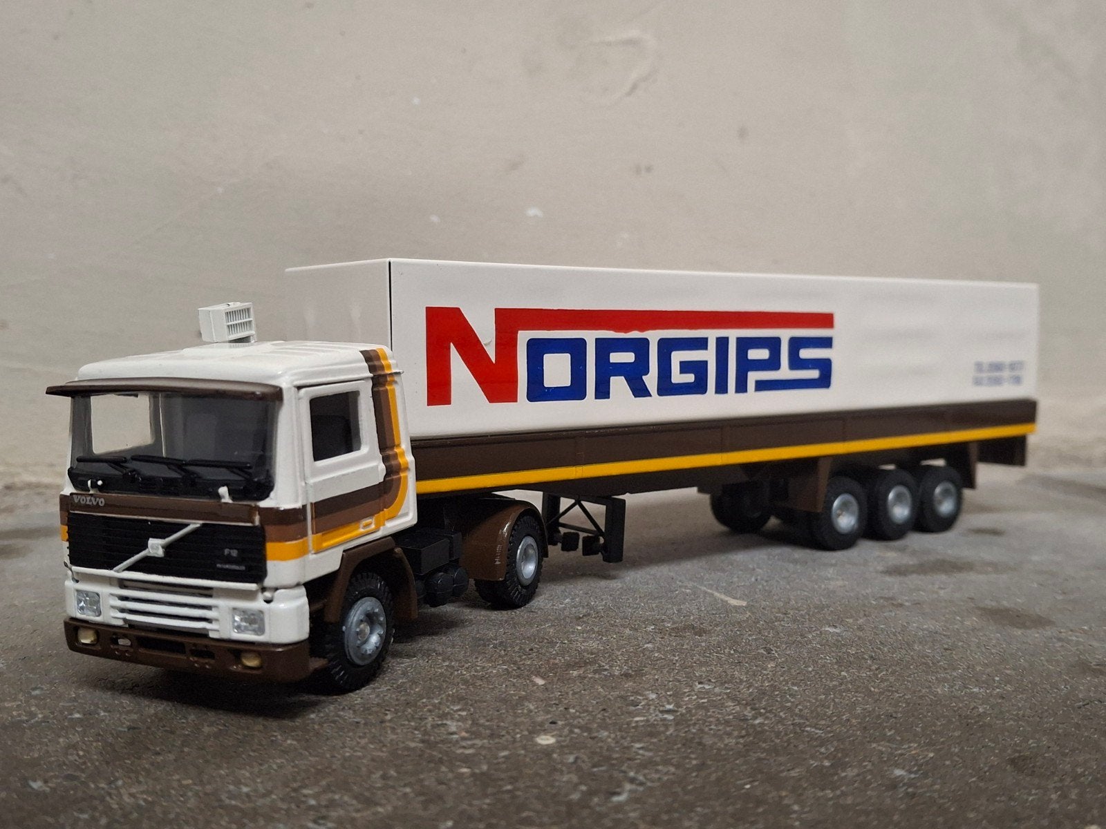 Tekno Volvo F12 De Bruin Surhuisterveen (Norgips), Hobby en Vrije tijd, Ophalen of Verzenden