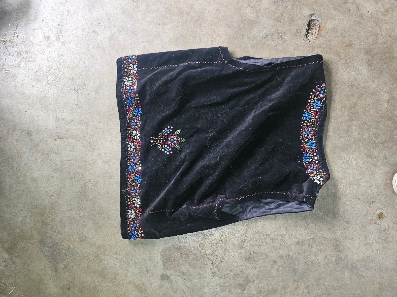 Zwart fluwelen vest met kleurrijke borduursels maat L, Onbekend, Ophalen of Verzenden, Gedragen