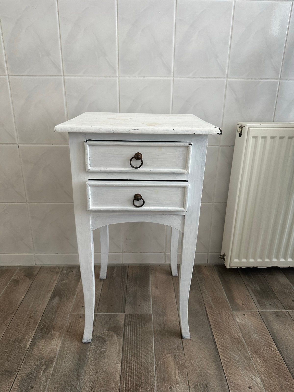 Antiek brocant wit nachtkastje met lade, Huis en Inrichting, Slaapkamer | Nachtkastjes, Ophalen, Gebruikt, Minder dan 45 cm, 70 cm of meer