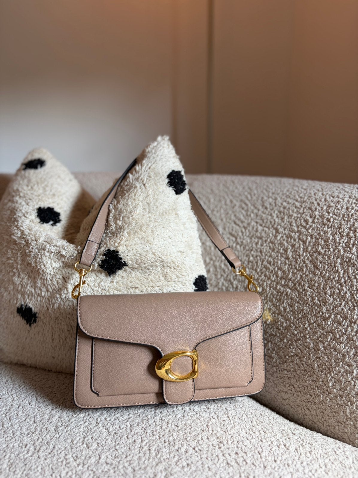 Beige C-detail tas, Ophalen of Verzenden, Zo goed als nieuw, Overige kleuren, Schoudertasje