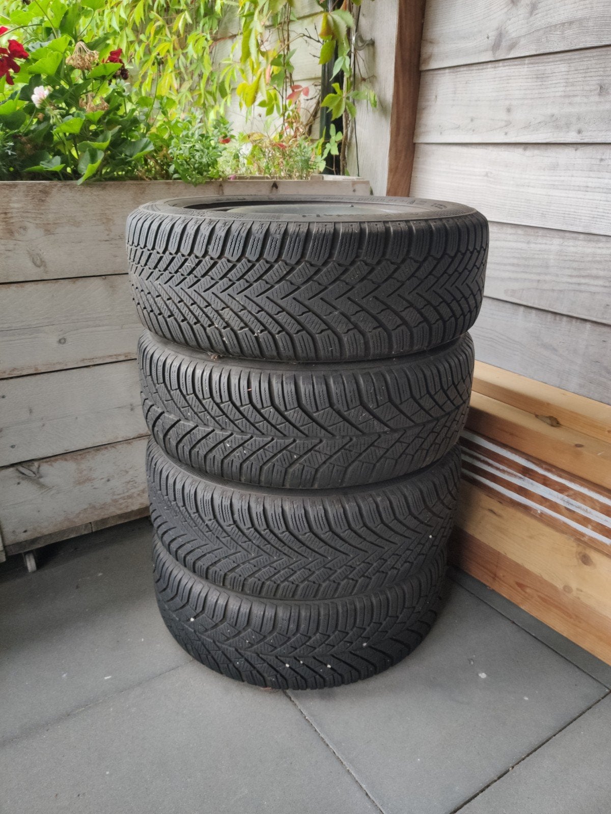 4 winterbanden met sierdoppen voor o.a. VW Golf 7, Auto diversen, Auto-accessoires, Ophalen, Gebruikt