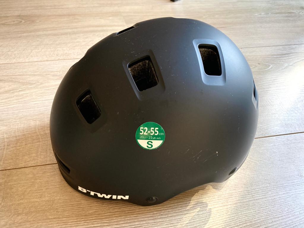 NIEUWSTAAT: Btwin helm Teen 500. Maat S. Zwart, Fietsen en Brommers, Ophalen of Verzenden, Nieuw, S, Jongen of Meisje