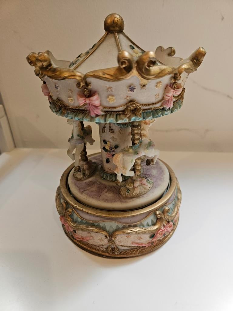 Vintage carrousel met muziek, Ophalen