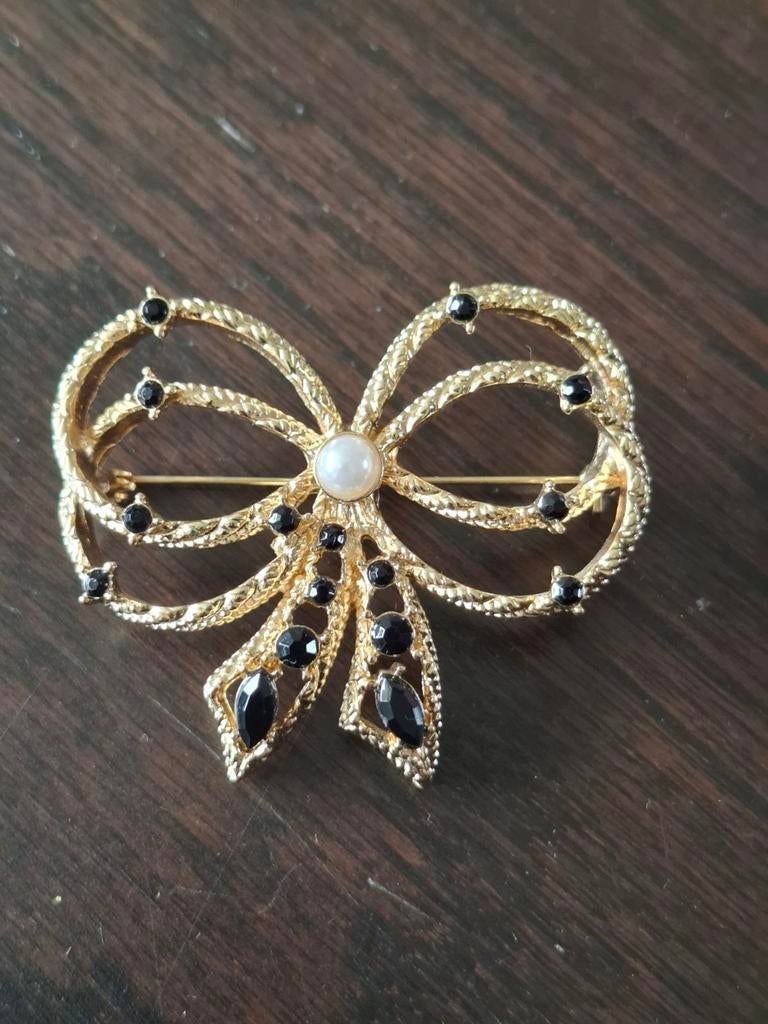 Vintage Broche: Parel & Zwarte Strass Strik - Goudkleurig, Overige materialen, 4 tot 7 cm, Ophalen of Verzenden, Zo goed als nieuw