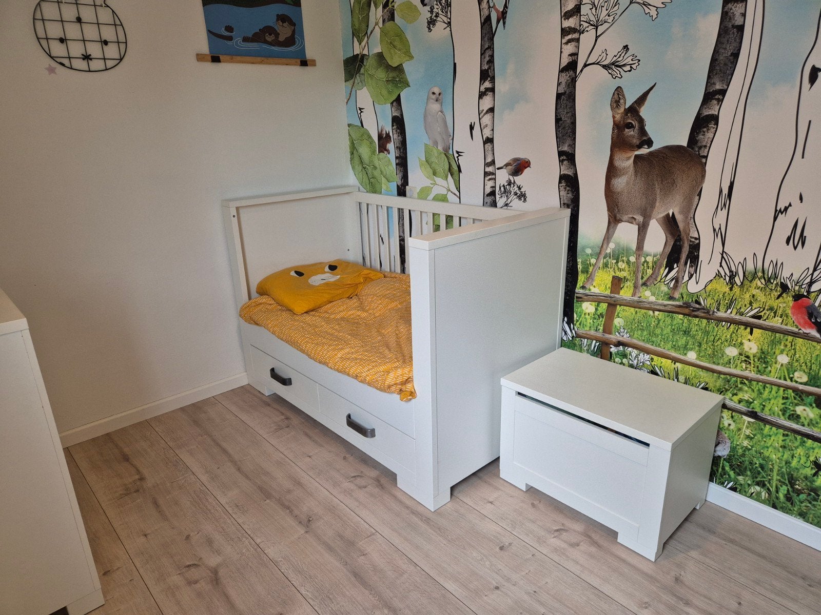 Kidsmill Brent Babykamer: Bed, Commode, Boekenkast, Kapstok, Ophalen, Zo goed als nieuw, Minder dan 140 cm, Matras