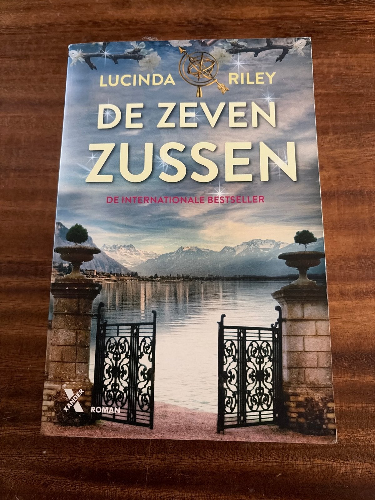 De Zeven Zussen - Lucinda Riley (Bestseller) - V2, Ophalen of Verzenden, Gelezen, Nederland