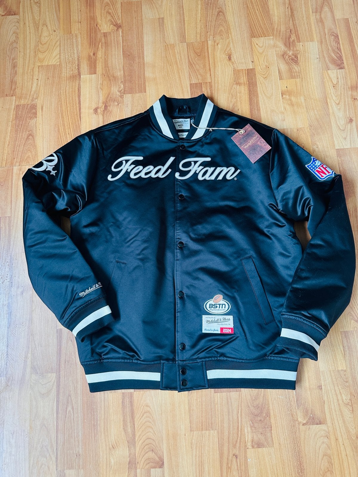 Mitchell & Ness BSTN Feed Fam Varsity Jacket Zwart, Kleding | Heren, Ophalen of Verzenden, Nieuw, Maat 52/54 (L), Zwart