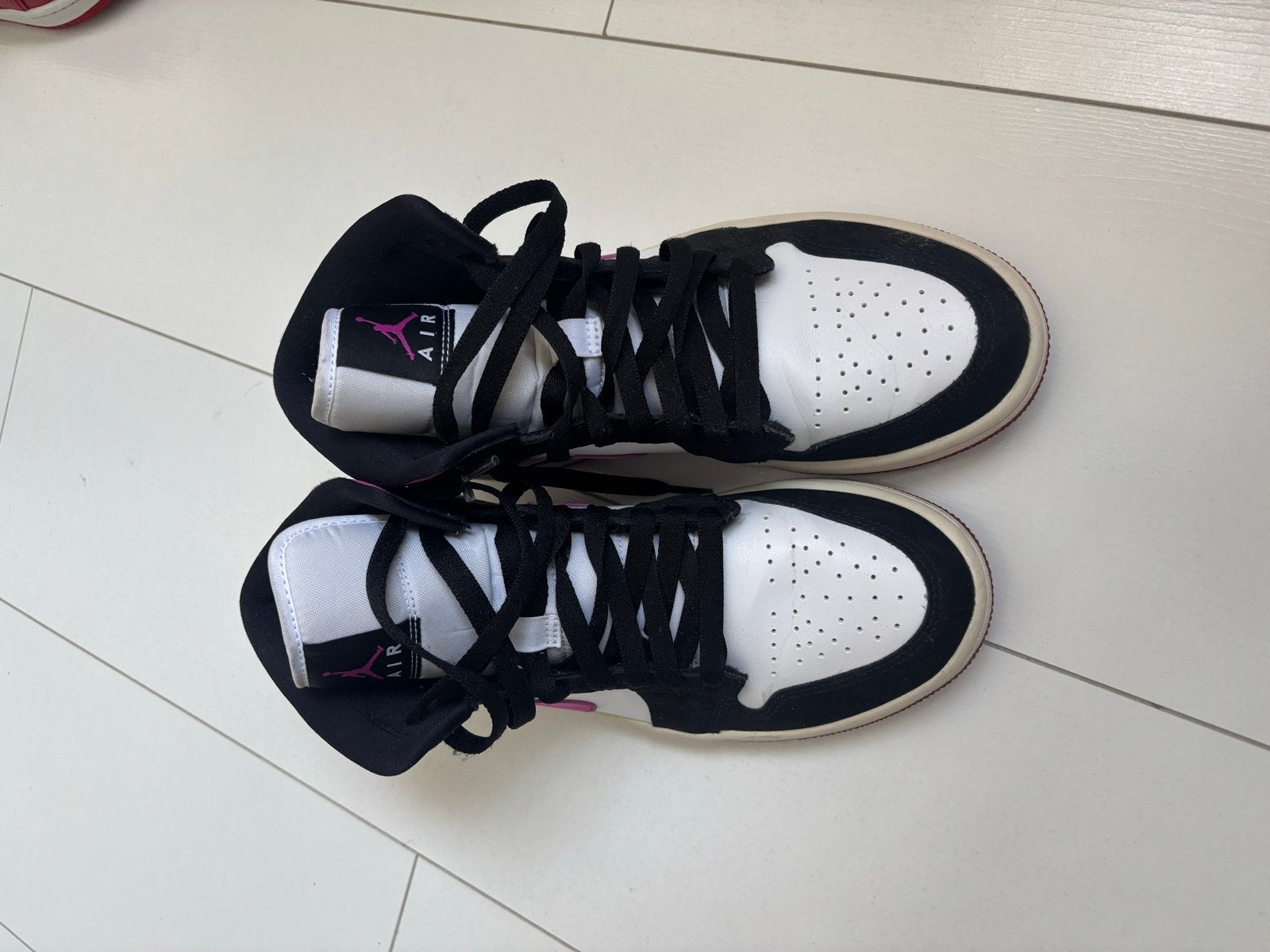 Jordan 1 Mid - Zwart, Wit en Magenta maat 40, Ophalen of Verzenden, Gedragen, Zwart, Sneakers of Gympen