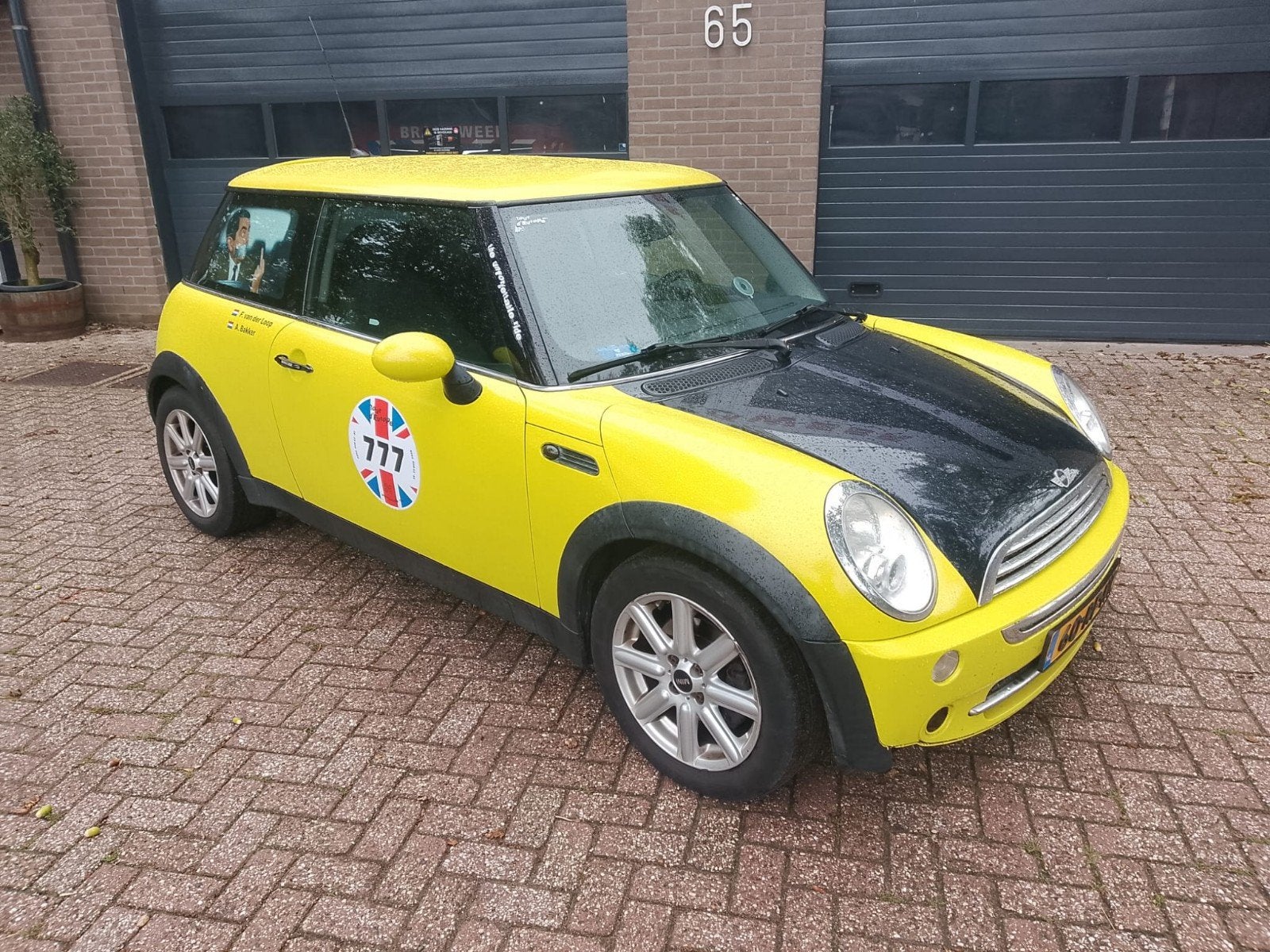 Mr Bean Mini 1.6 16V ONE 2005 Geel inruil mogelijk, Auto's, Voorwielaandrijving, Zwart, 4 cilinders, 4 stoelen
