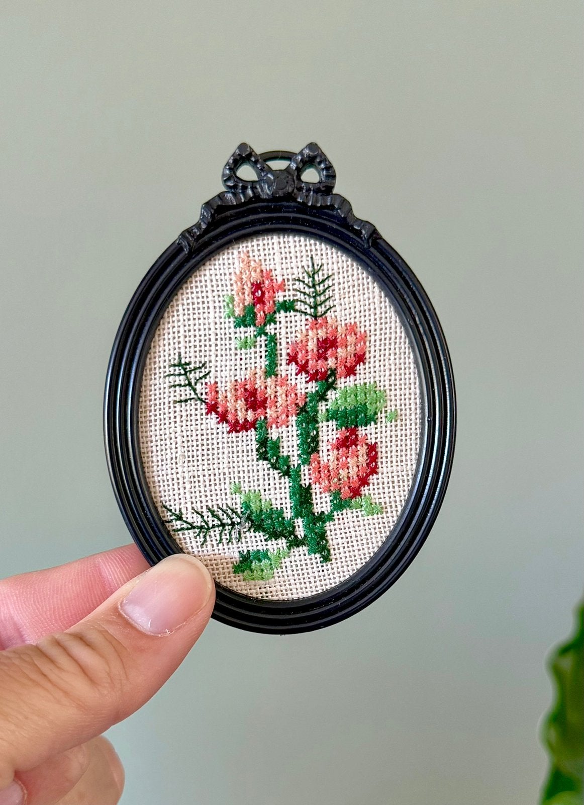 Vintage geborduurd mini lijstje wanddecoratie bloemen, Ophalen of Verzenden, Gebruikt