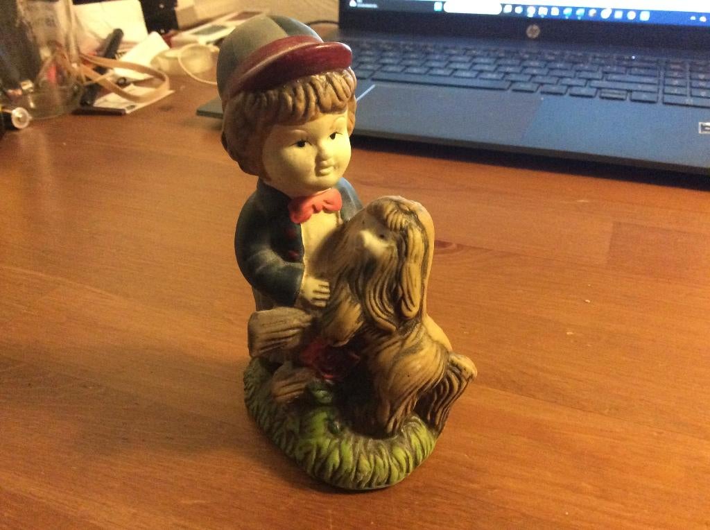 Beeldje jongen met hondje bij hekje. 12 cm, Ophalen of Verzenden, Gebruikt, Mens