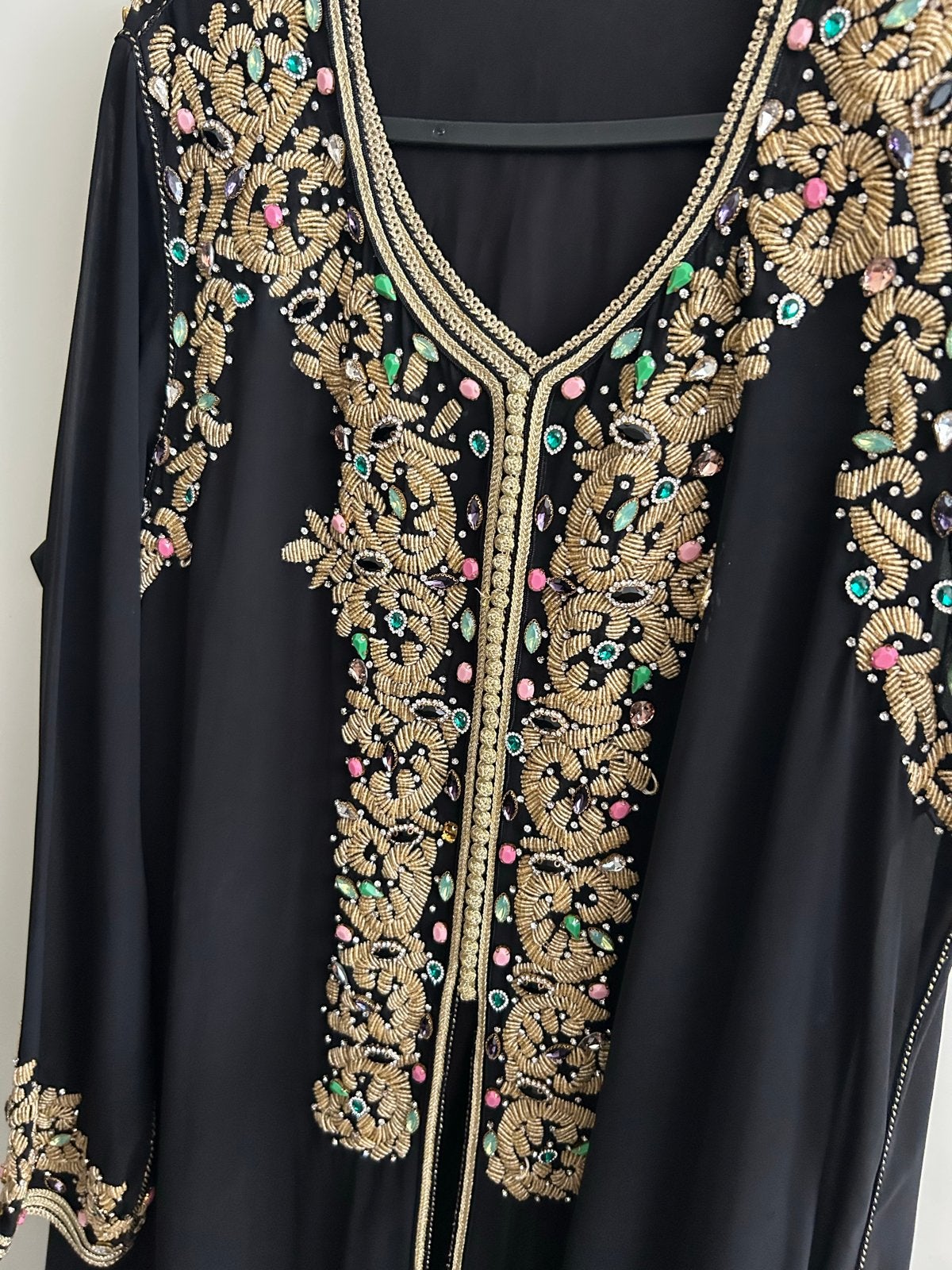 Zwarte Kaftan met Gouden Borduurwerk en Edelstenen, Maat 38/40 (M), Zwart, Ophalen of Verzenden, Zo goed als nieuw