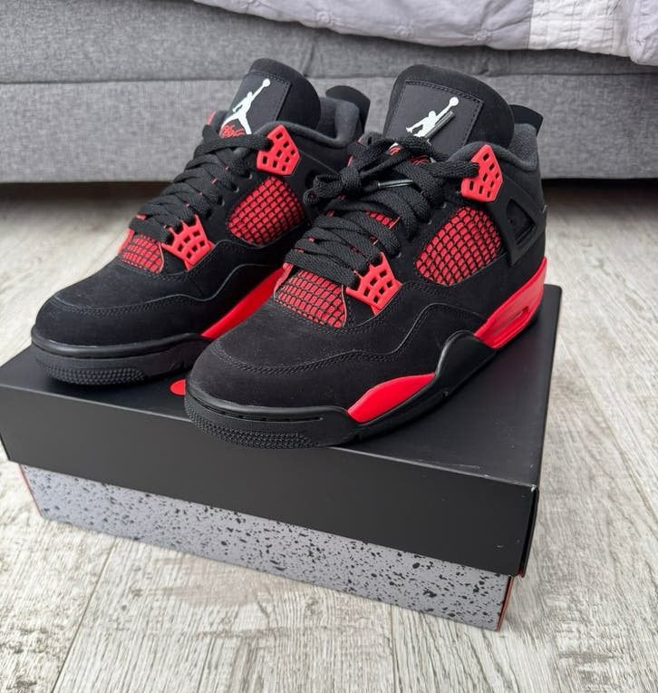 Jordan 4 Retro Red Thunder maat 42 nieuw, Kleding | Heren, Zwart, Nieuw, Ophalen of Verzenden, Sneakers of Gympen