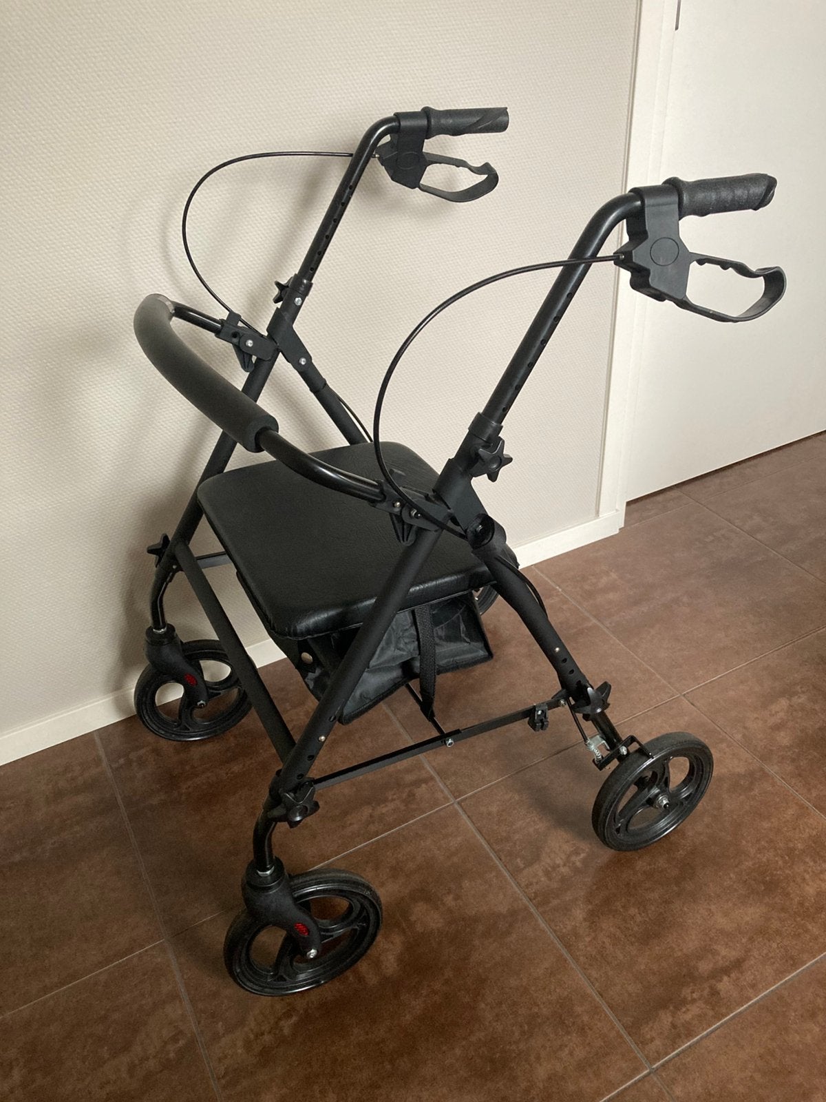 Rollator zwart inklapbaar, Ophalen, Zo goed als nieuw