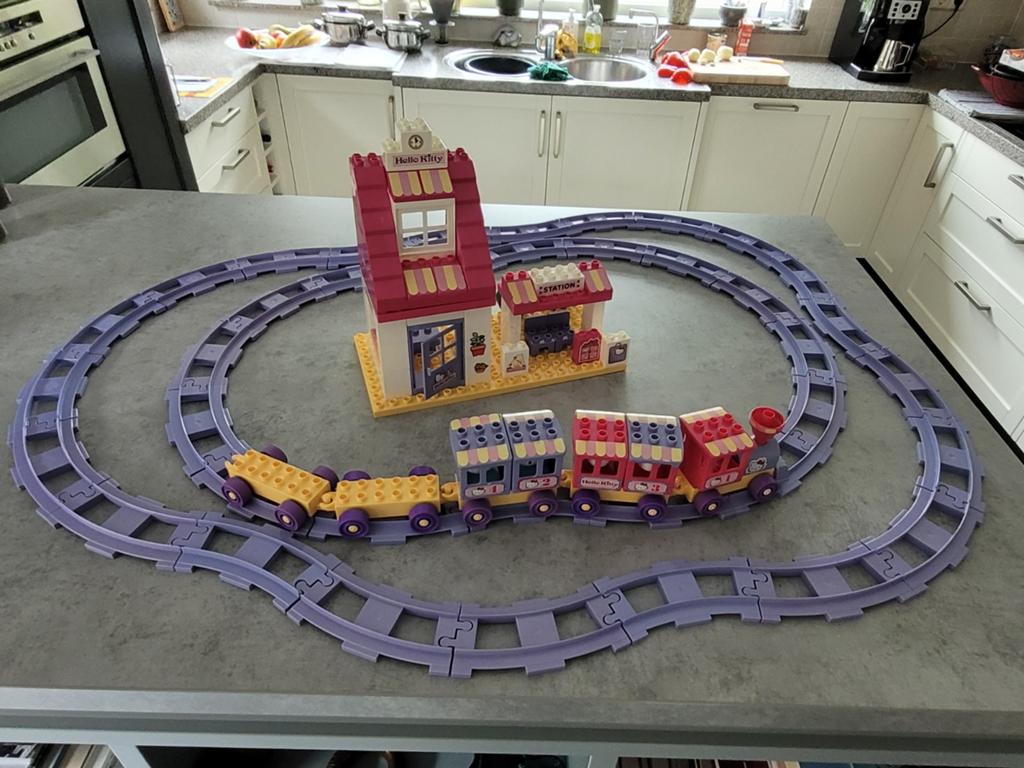 Lego Duplo Hello Kitty Trein met veel rails en station, Gebruikt, Overige thema's, Ophalen of Verzenden, Duplo