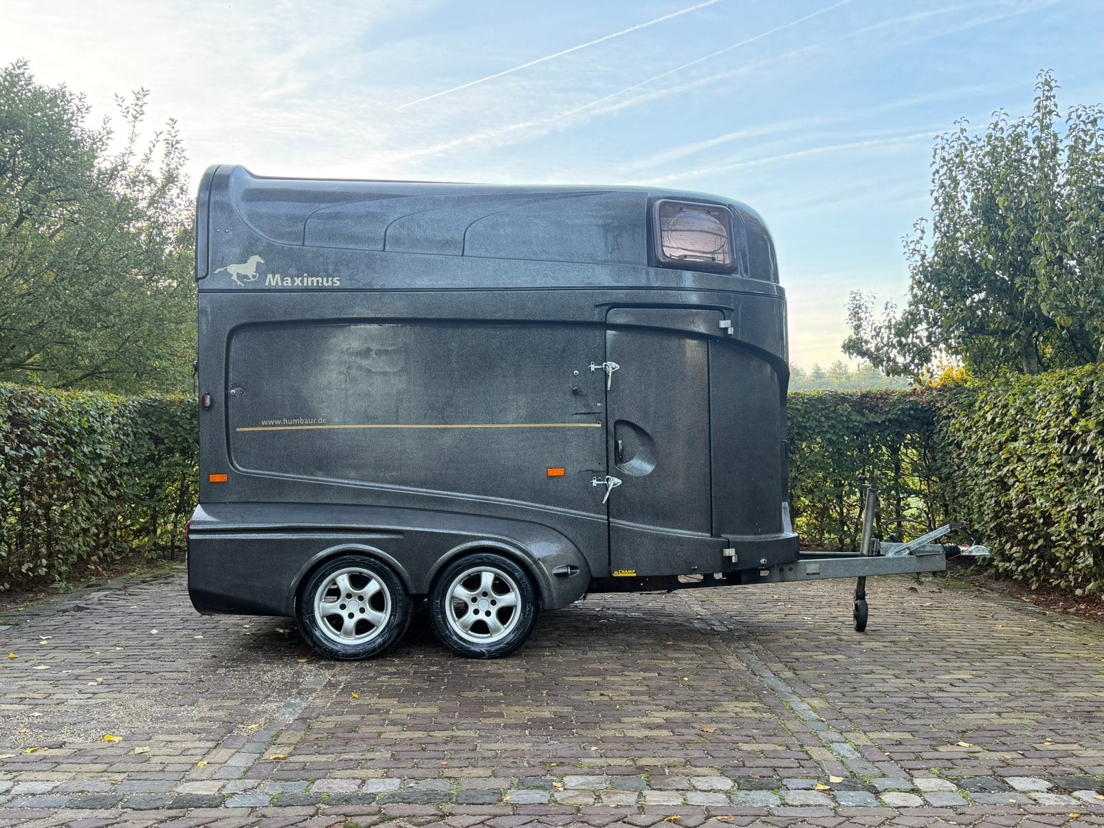 Ruime humbaur maximus met zadelkamer en aluminium bodem, Ophalen, Zo goed als nieuw, 2-paards trailer, TT paardentrailers