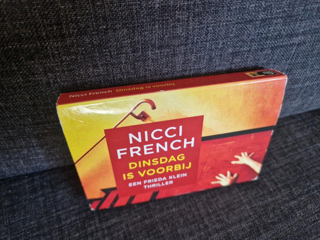 Dwarsligger 252: Dinsdag is voorbij - Nicci French, Ophalen of Verzenden, Gelezen, Nicci French