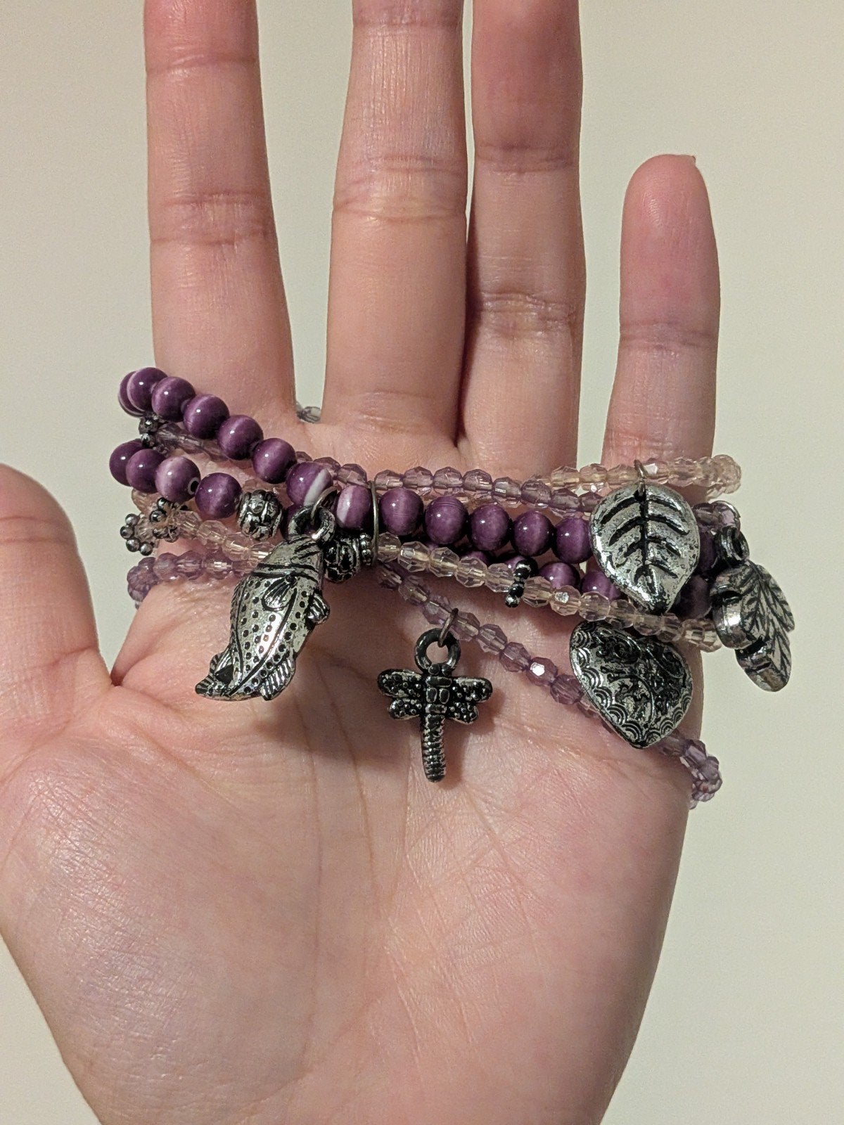 Paarse kralenarmband met bedels, Overige materialen, Gebruikt, Paars, Ophalen of Verzenden