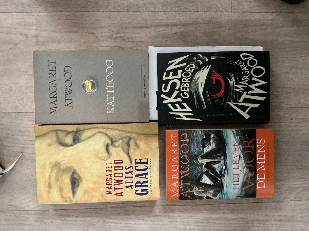 Margaret Atwood De testamenten en andere titels, Ophalen of Verzenden, Zo goed als nieuw, Wereld overig
