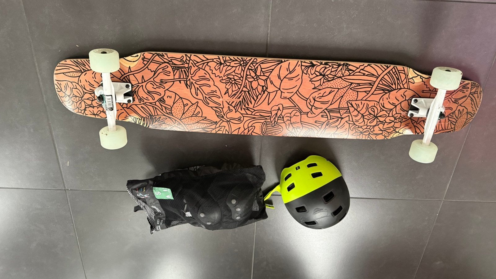 Longboard en bescherming, hoofd knie pols maat S, Sport en Fitness, Ophalen, Zo goed als nieuw, Skateboard, Longboard