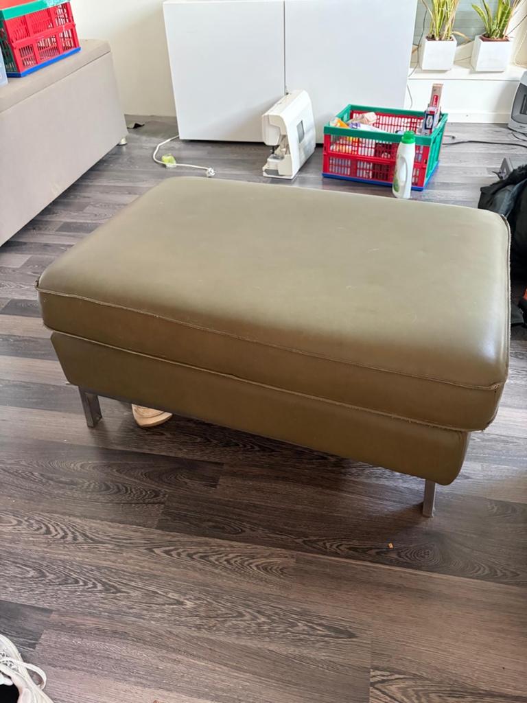 Comfortabele olijfgroene poef met metalen poten, Huis en Inrichting, Ophalen, 100 tot 125 cm, Leer, Zo goed als nieuw