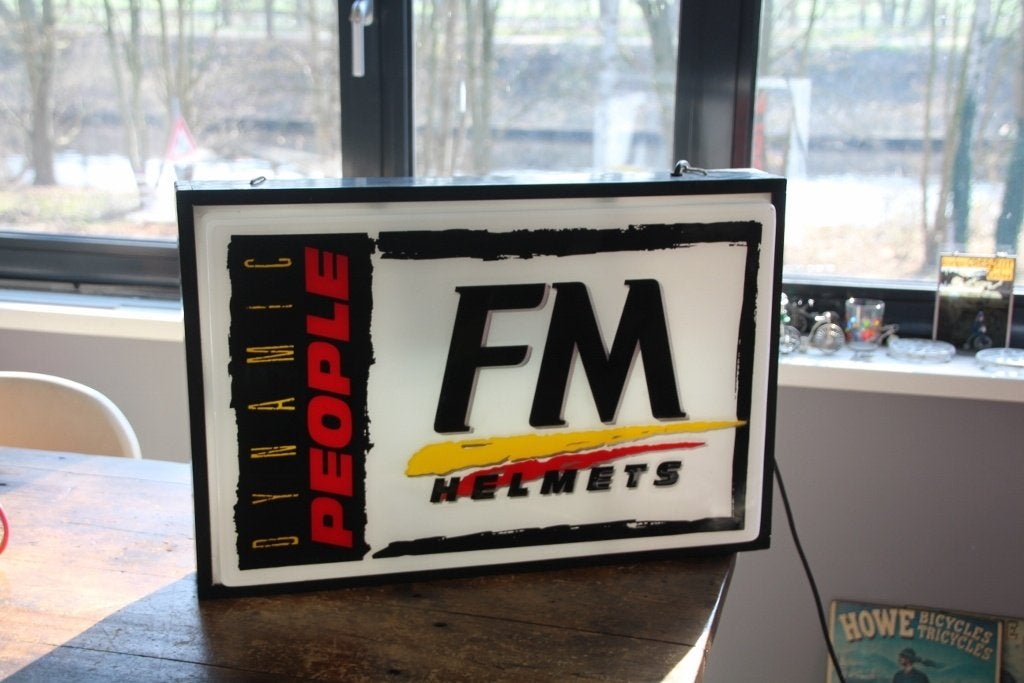 lichtbak FM Helmets / ''vintage'' reclame / retro, Ophalen, Lichtbak of (neon) lamp, Zo goed als nieuw, Xzx