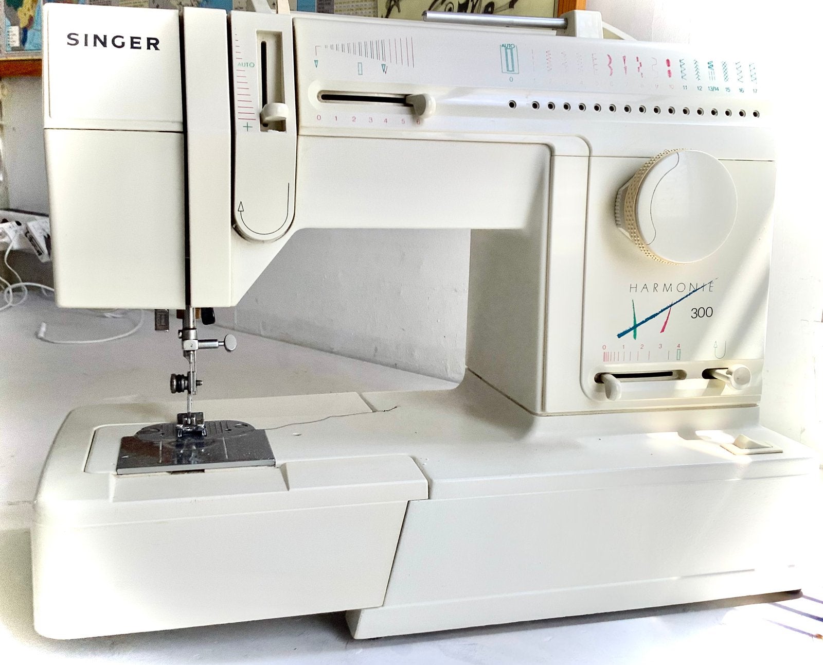 Singer Harmonie 300 wit kleur in zeer nette staat zie photo, Ophalen of Verzenden, Gebruikt, Naaimachine, Singer