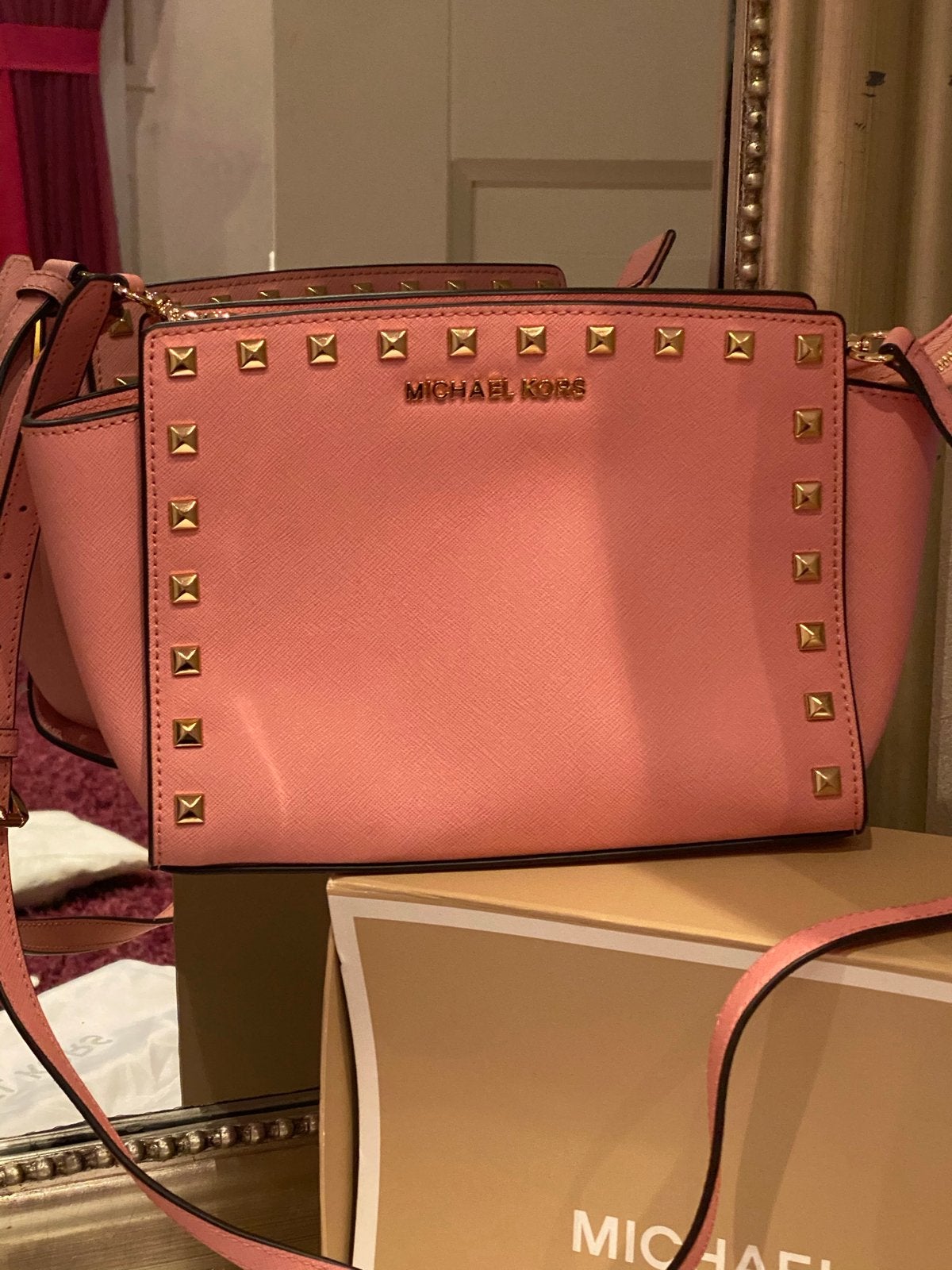 Michael Kors tas roze met gouden studs, Ophalen of Verzenden, Zo goed als nieuw, Roze, Schoudertasje