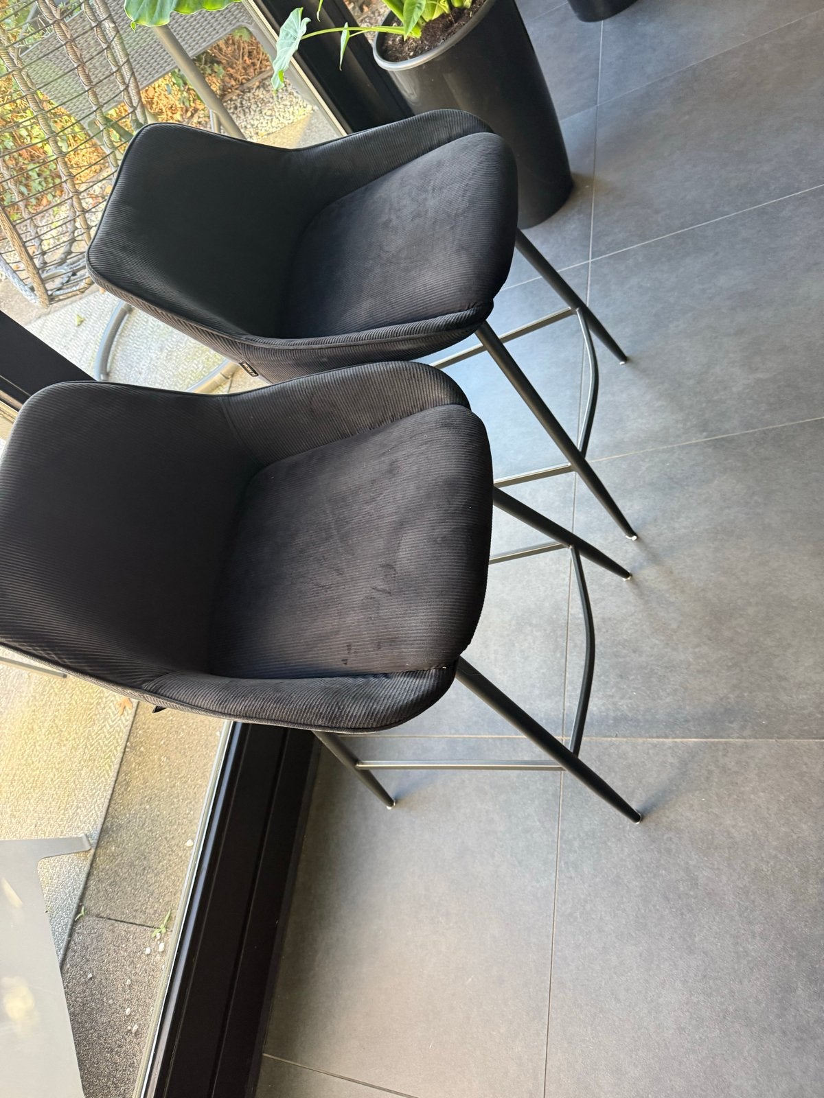 Set van 2 zwarte barkrukken met ribfluwelen bekleding, Huis en Inrichting, Ophalen, Met voetsteun, 60 tot 90 cm, Zo goed als nieuw