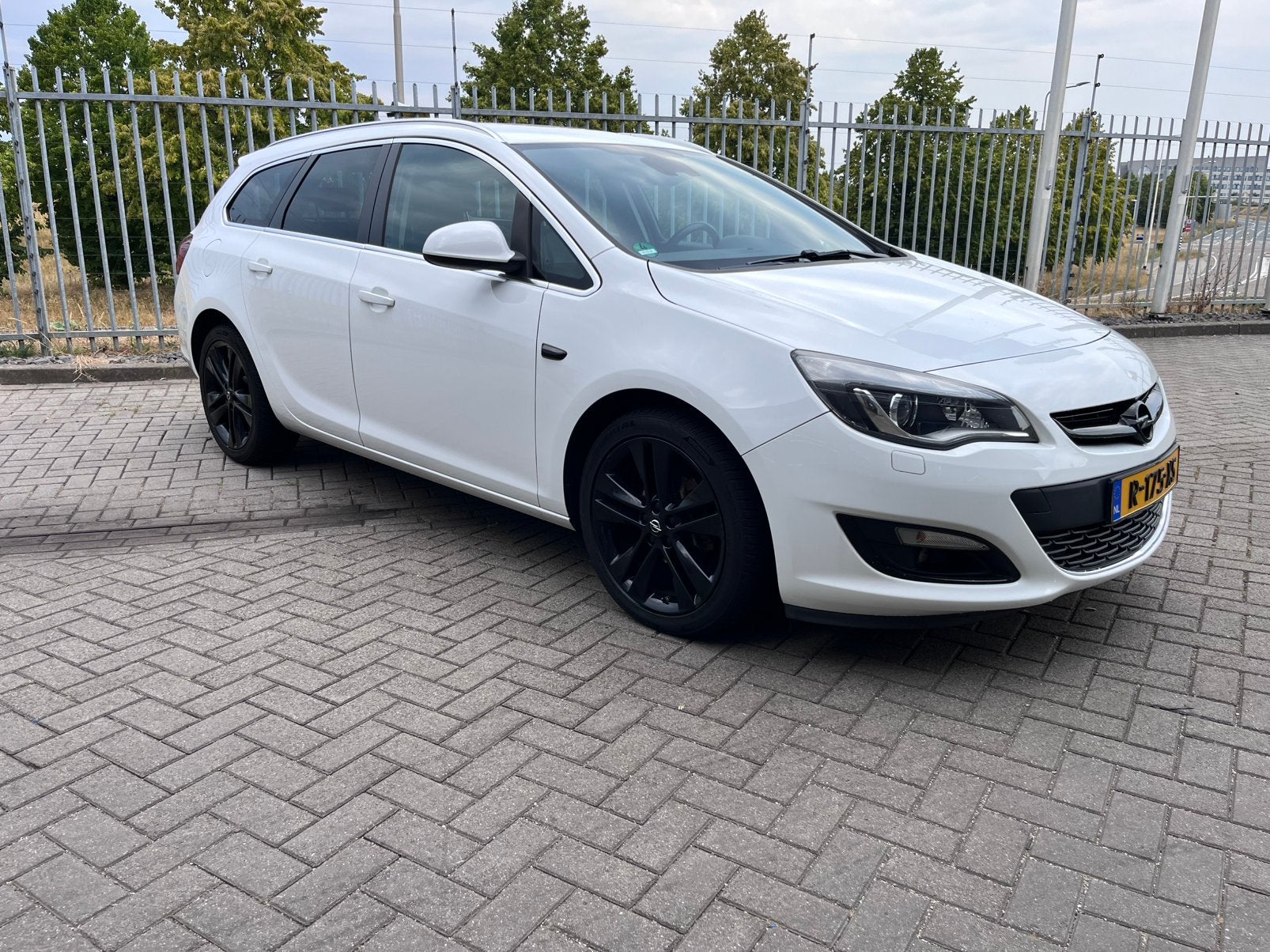 Opel Astra Sports Tourer 1.4 Turbo | Leer | Xenon | Navi |, Voorwielaandrijving, 4 cilinders, 1337 kg, Wit