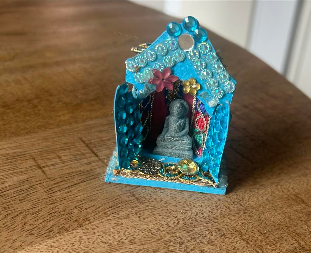 Miniatuur Boeddha beeldje in versierd huisje, Antiek en Kunst, Ophalen of Verzenden