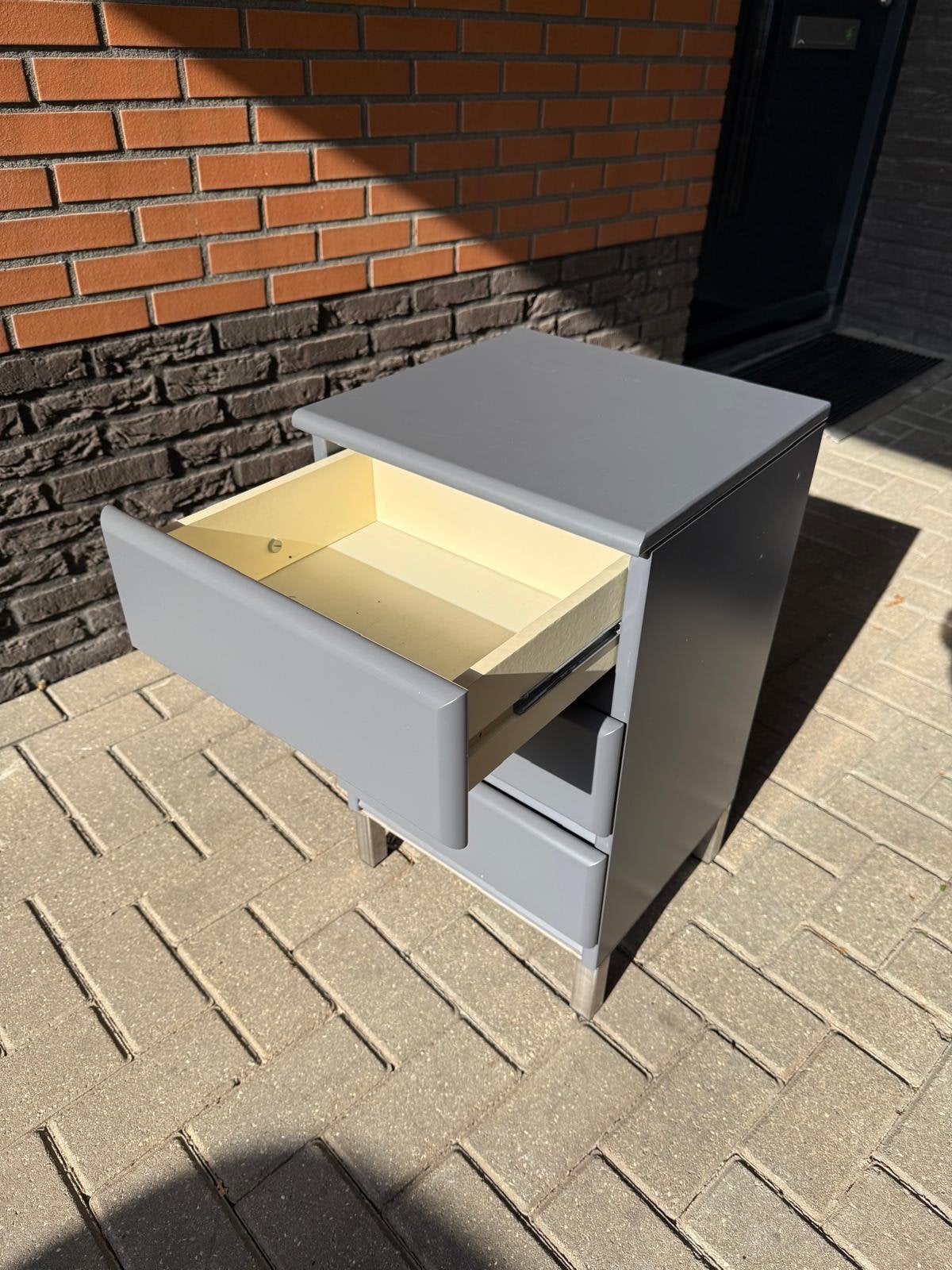 2 Stijlvolle grijze nachtkastjes met 3 lades, Ophalen, Gebruikt, Minder dan 45 cm, 55 tot 70 cm